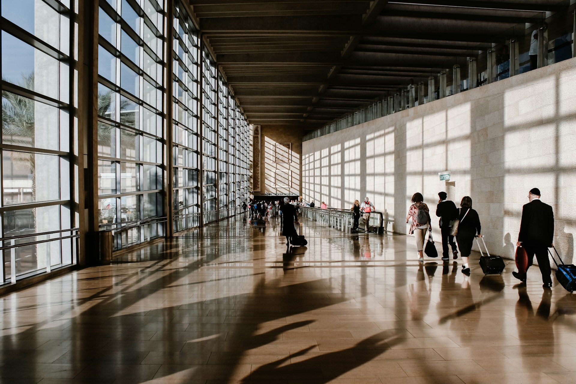 7 Mistakes Tourists Make When Taking an Airport Taxi (And How to Avoid Them)